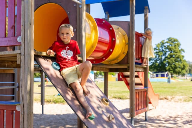 Sommarlek på lekplats vid First Camp Vadstena - Vättern