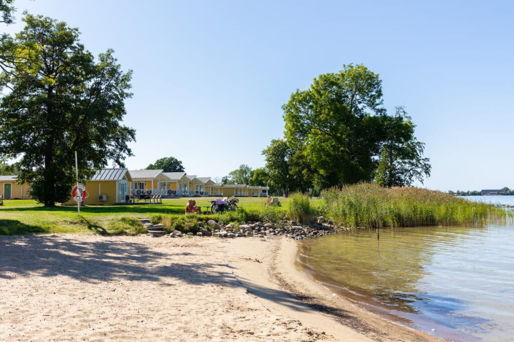 Badplats vid campingen på First Camp Vadstena - Vättern