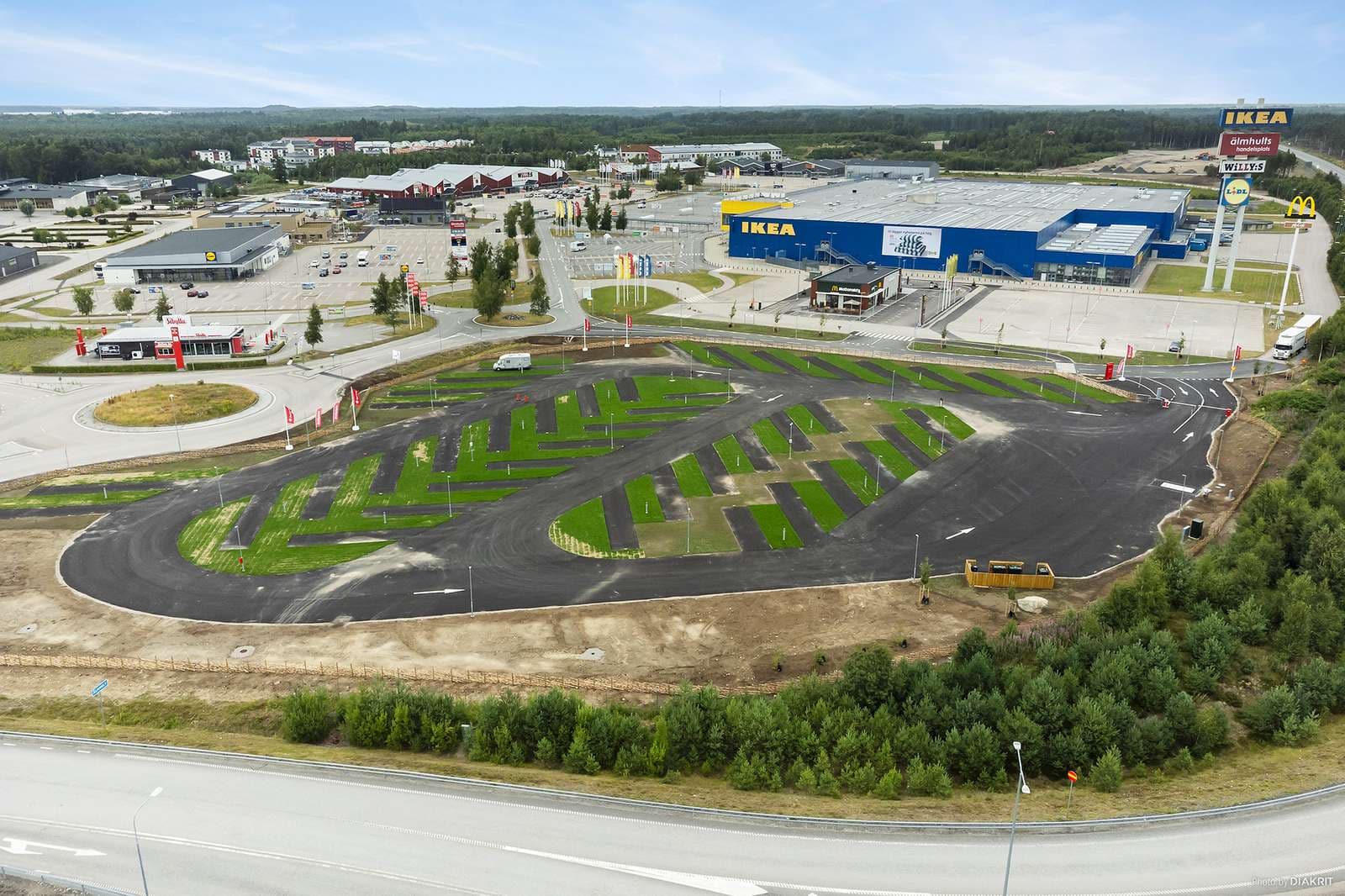 Drönarbild över platserna på Ställplats Älmhult med IKEA precis intill